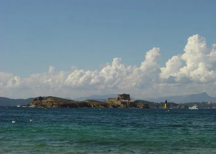 Sainte Anne بوركيرول
